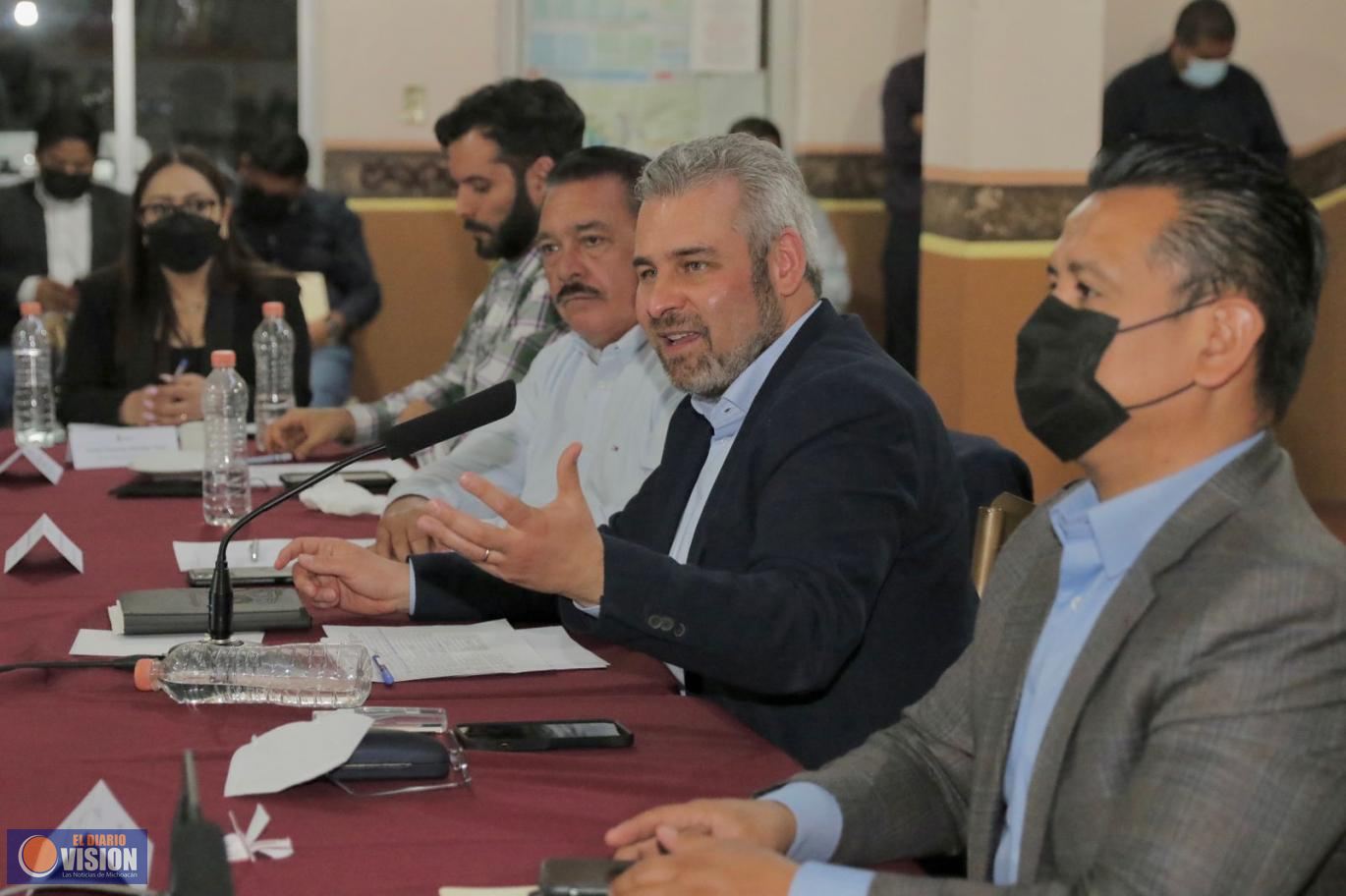 Gobierno de Michoacán exhorta a docentes y médicos a atender comunidades con rezago social
