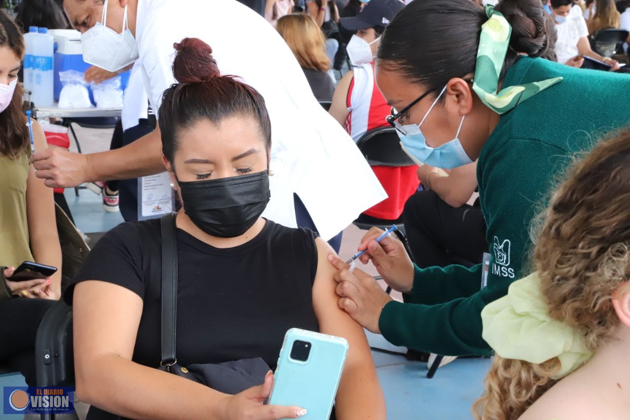 Se aplica vacunación de refuerzo anti COVID-19 para habitantes de Zitácuaro