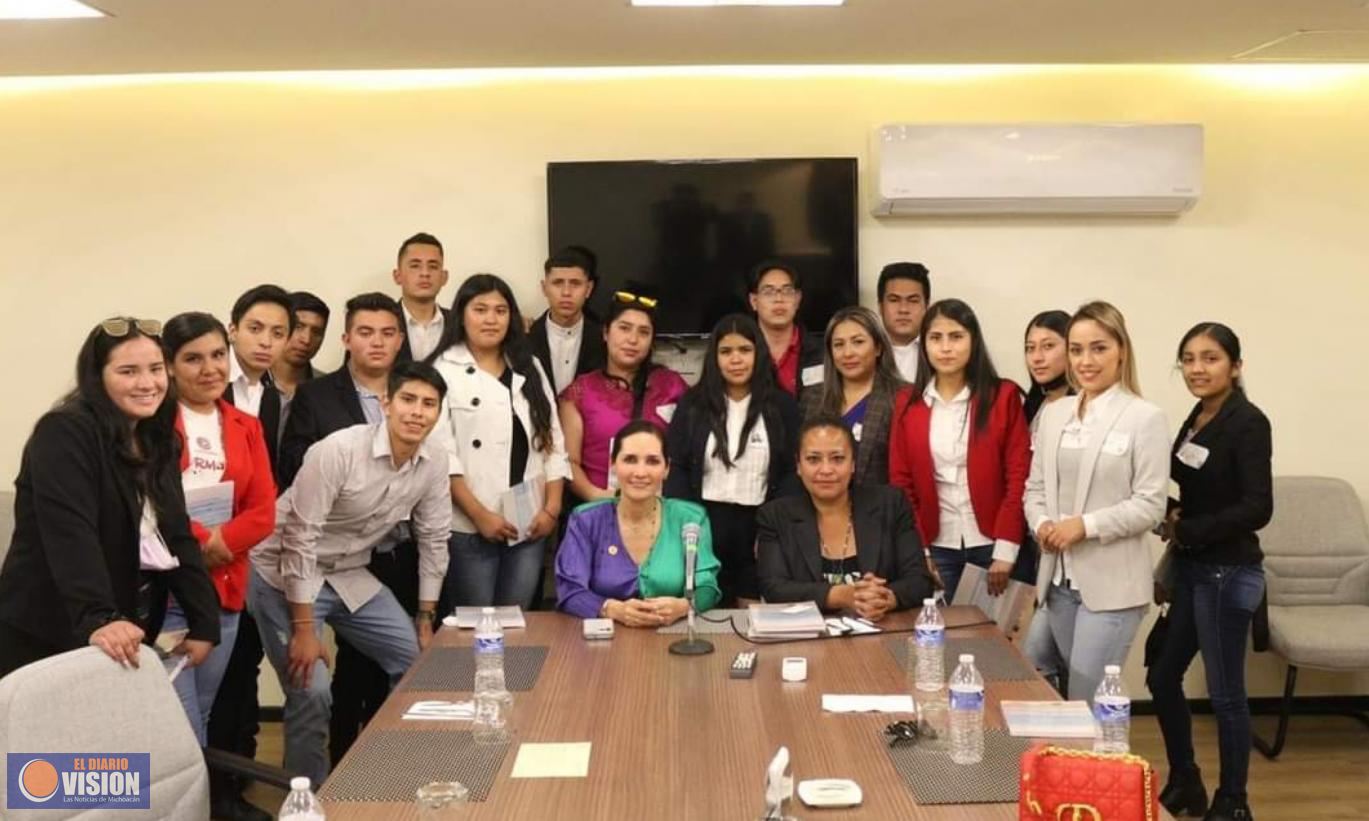 Macarena Chávez se reunió con jóvenes estudiantes de derecho de la Universidad Patzcuarense
