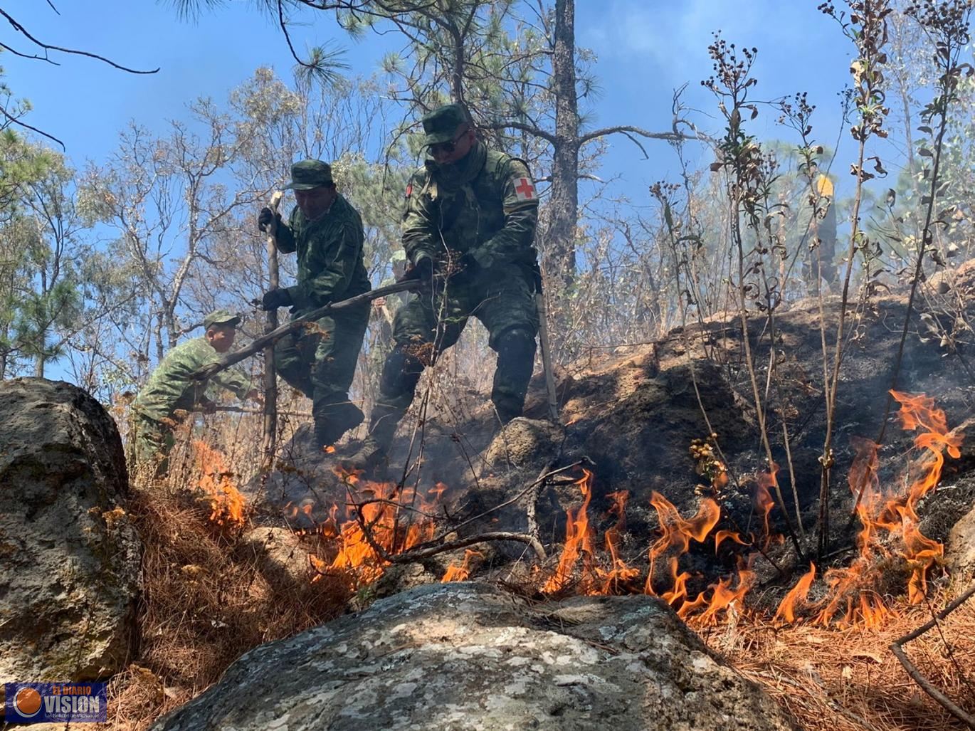 Brigadistas refuerzan labores y controlan incendio en Loma de Santa María