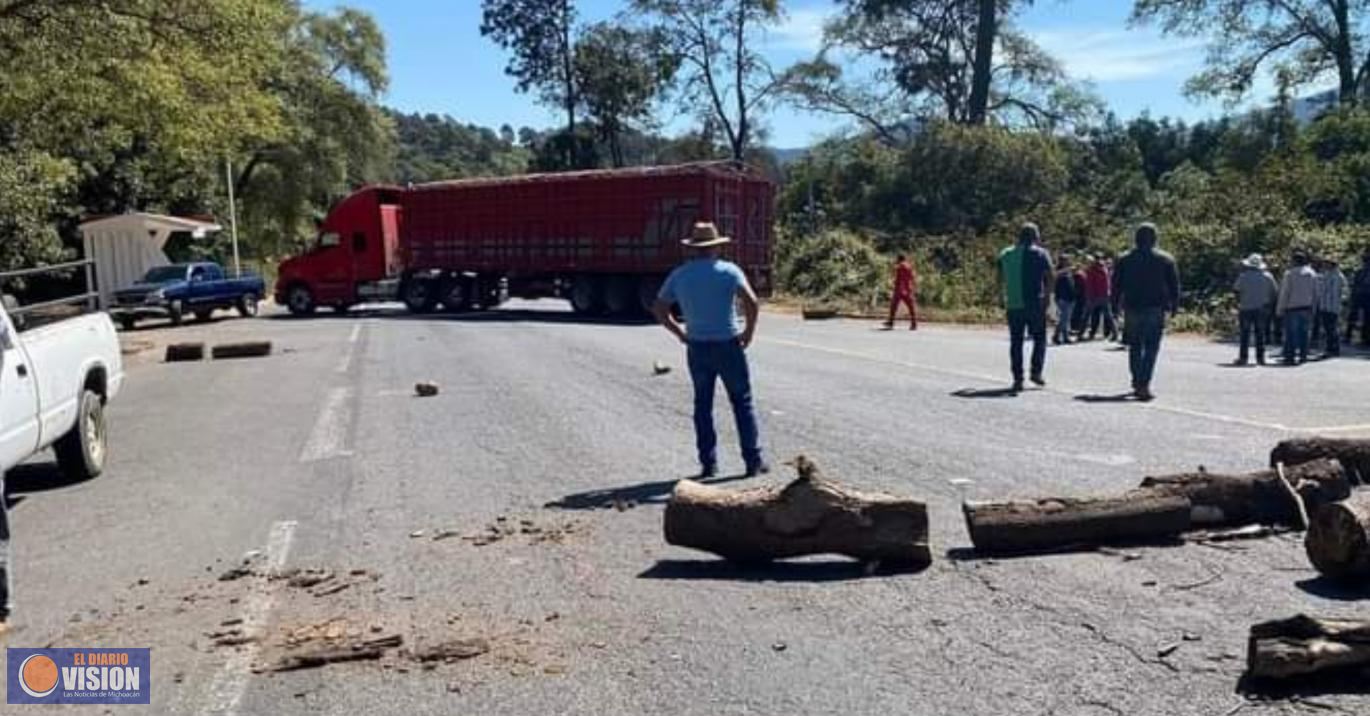 5 lesionados, en agresión  en el bloqueo de Carapan 