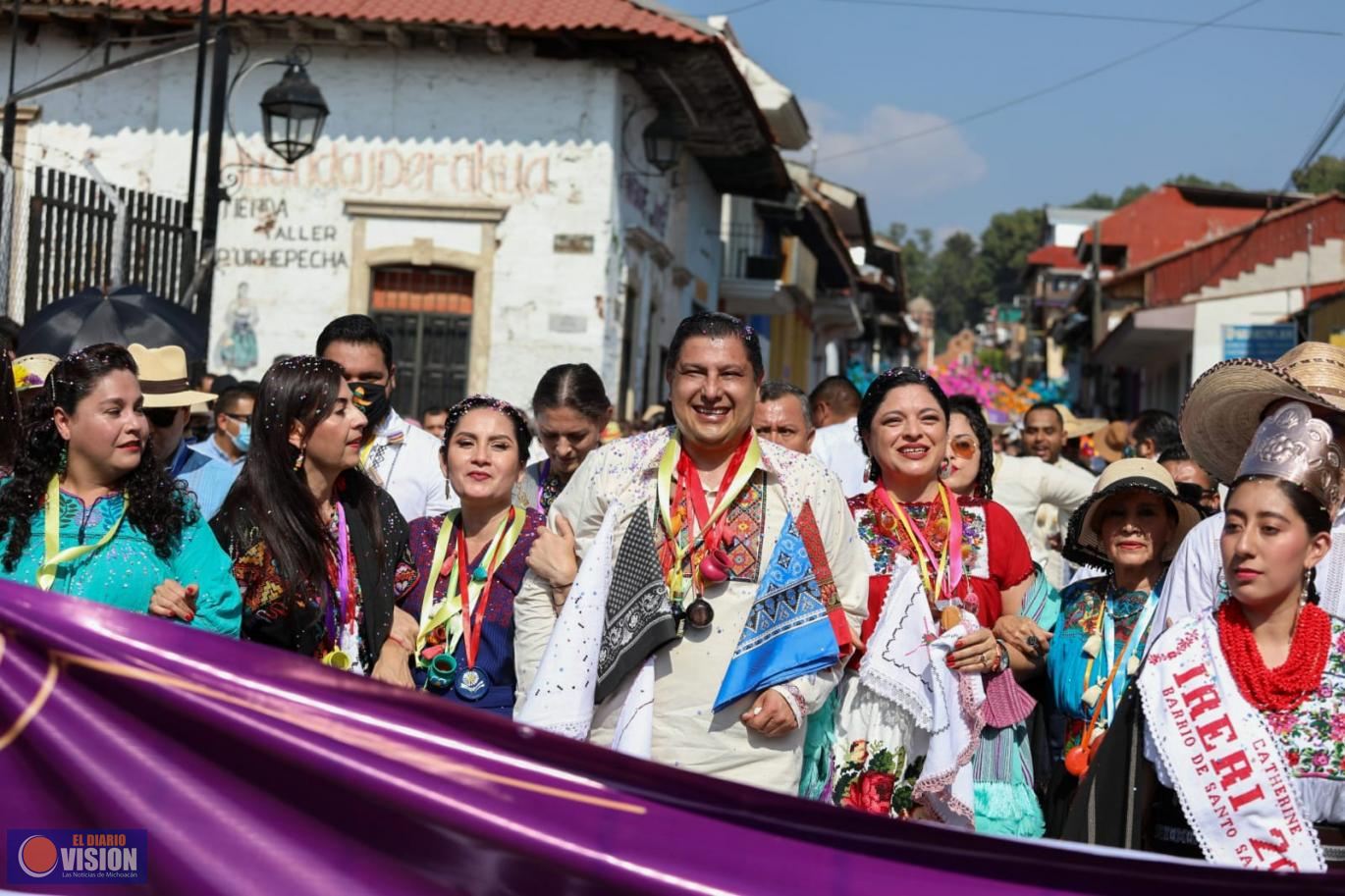 Con colorido desfile arrancó Tianguis Artesanal de Uruapan