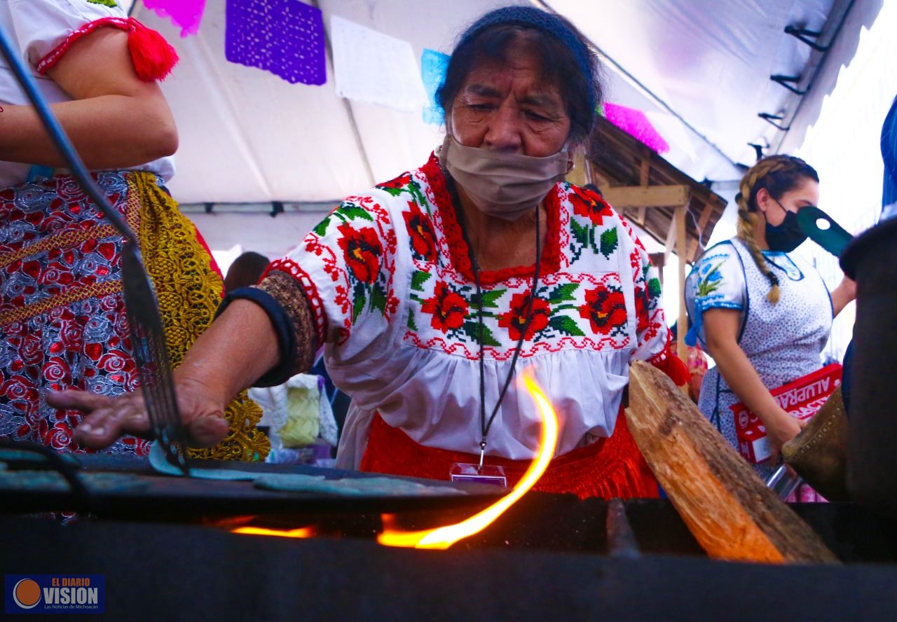 Con numerosa afluencia arrancó muestra de comida regional 
