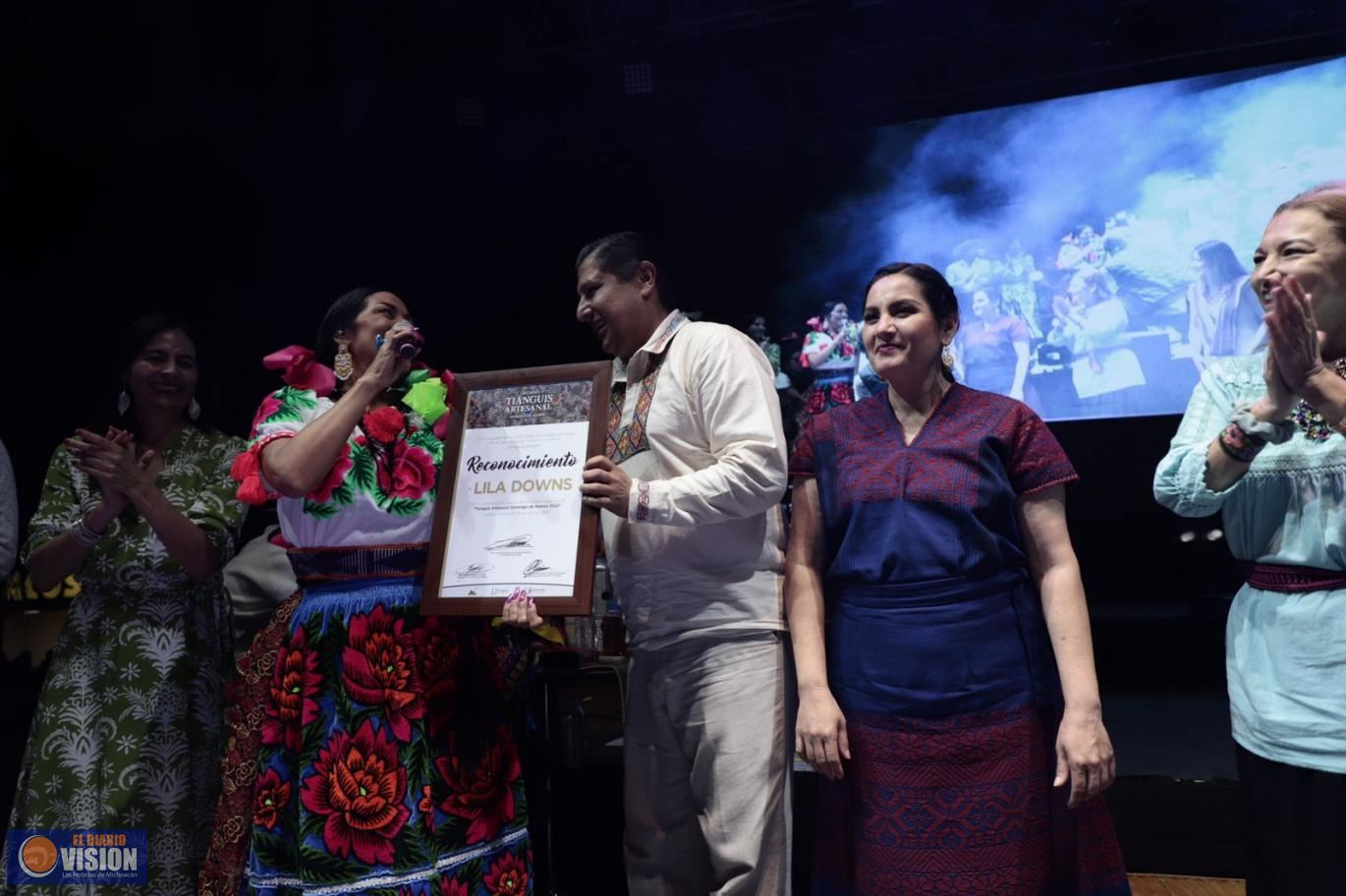 Brillante presentación de Lila Downs en Uruapan