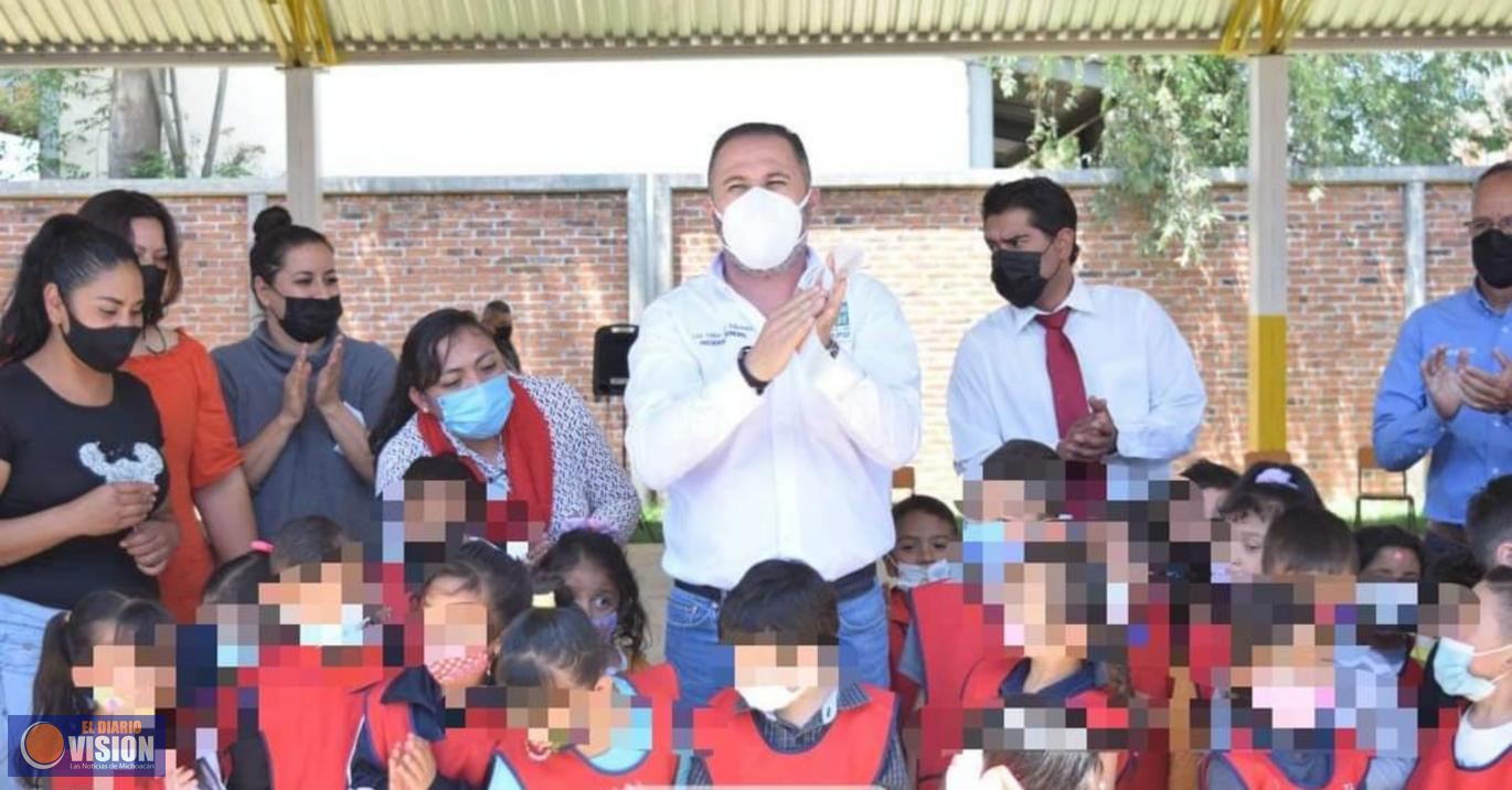 En beneficio de la educación, León Balbanera entregó techumbre en Jardín de Niños 