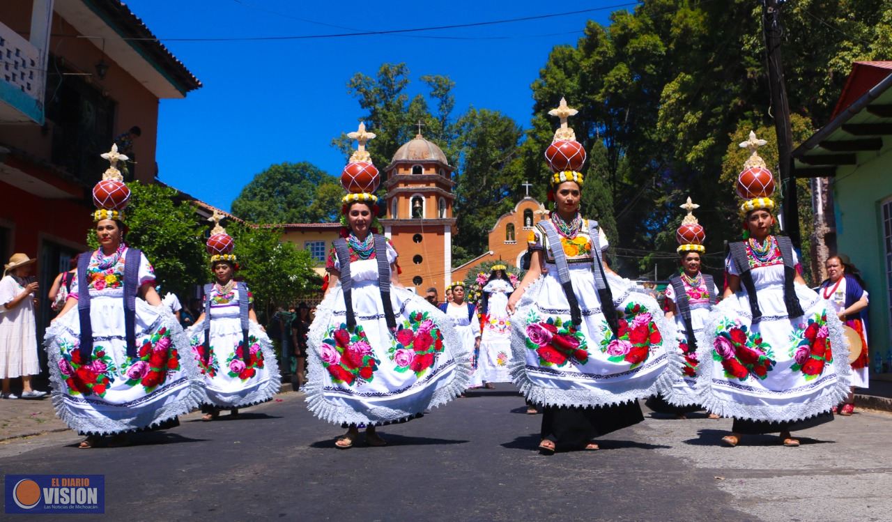 Ritual y Desfile de Aguadoras llena de color las calles de Uruapan