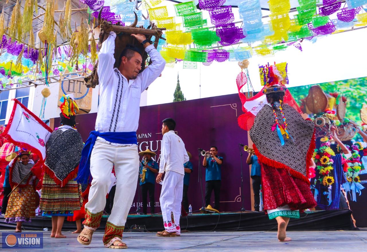 Participación artística de comunidades llena el escenario del Tianguis Artesanal