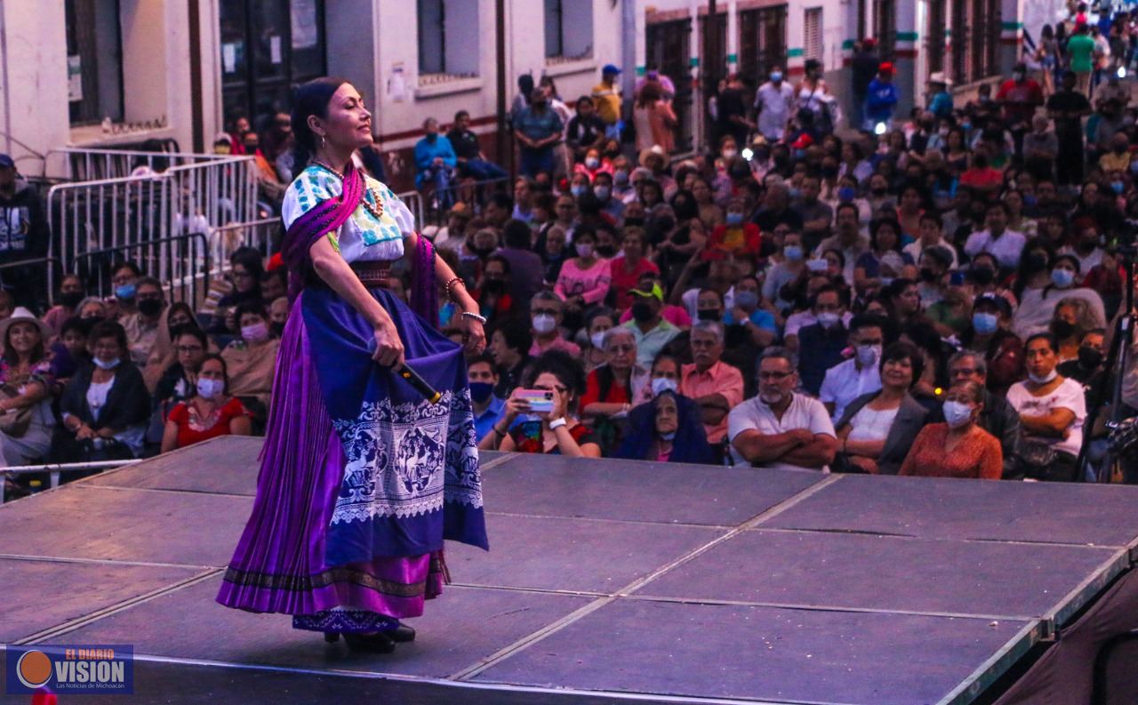 Rocío Vega deleita a los uruapenses en el escenario del Tianguis Artesanal 