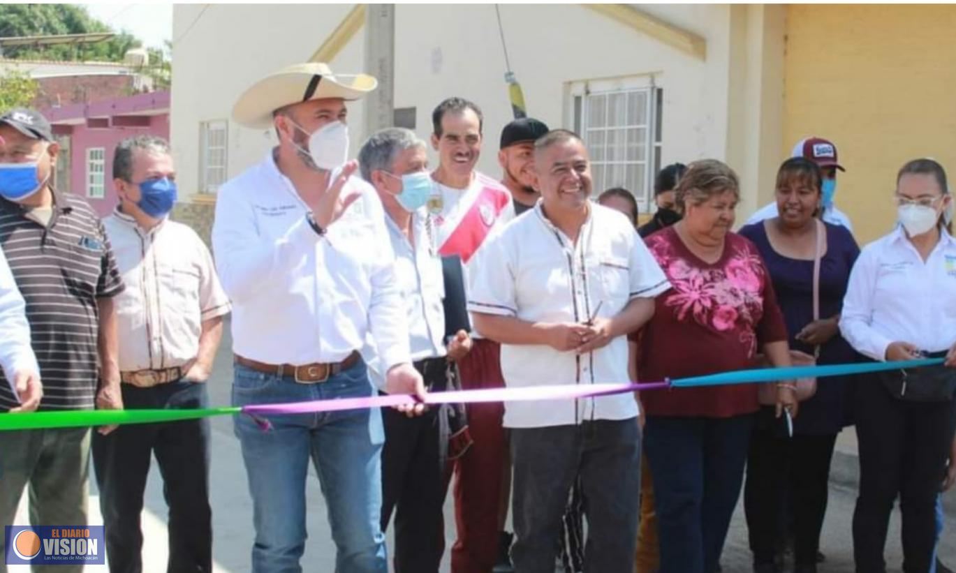 Con obras de pavimentación, Luis Felipe beneficia a la comunidad de Tirindaro 