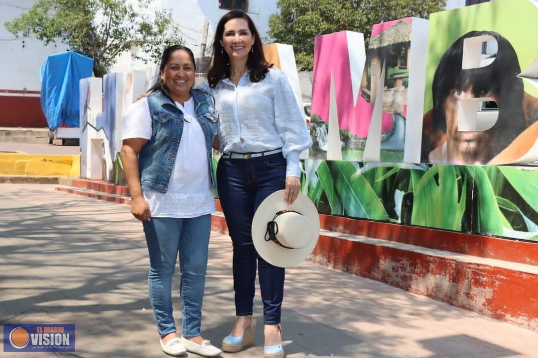 Macarena Chávez Flores se reúne con María Rocío Domínguez Nambo, alcaldesa de Huiramba