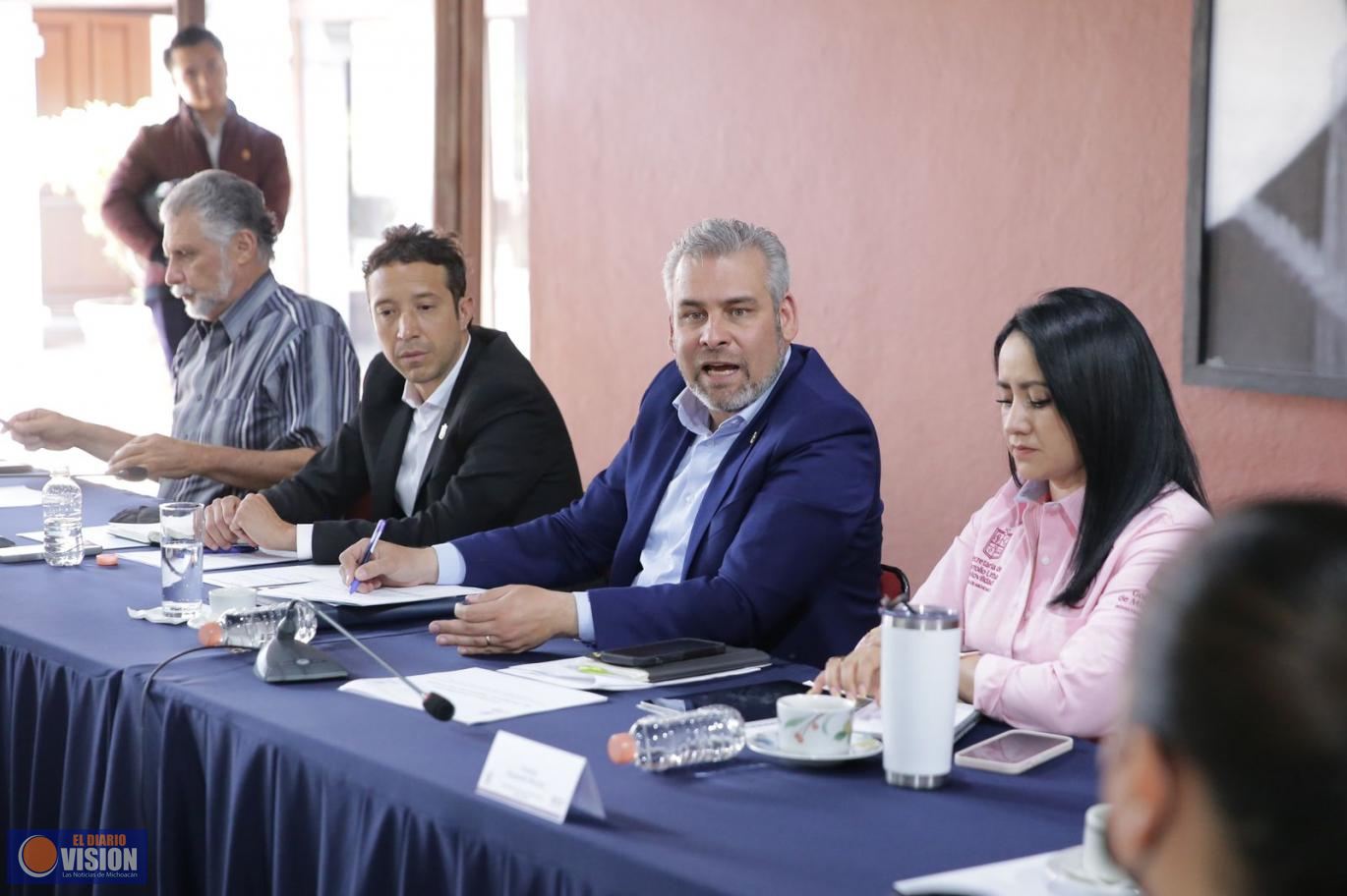 Bedolla y transportistas buscan agilizar la movilidad en distribuidores viales en construcción