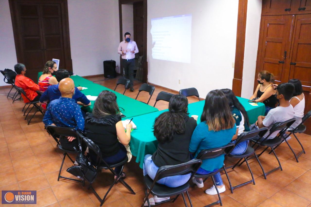 Armando Salgado imparte taller de poesía como parte de la FILU