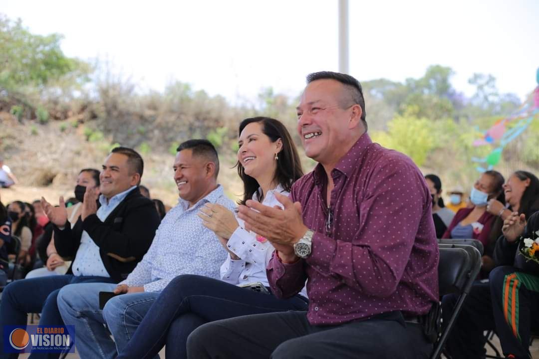 Macarena Chávez Flores celebró el Día de las Madres en Tzintzuntzan