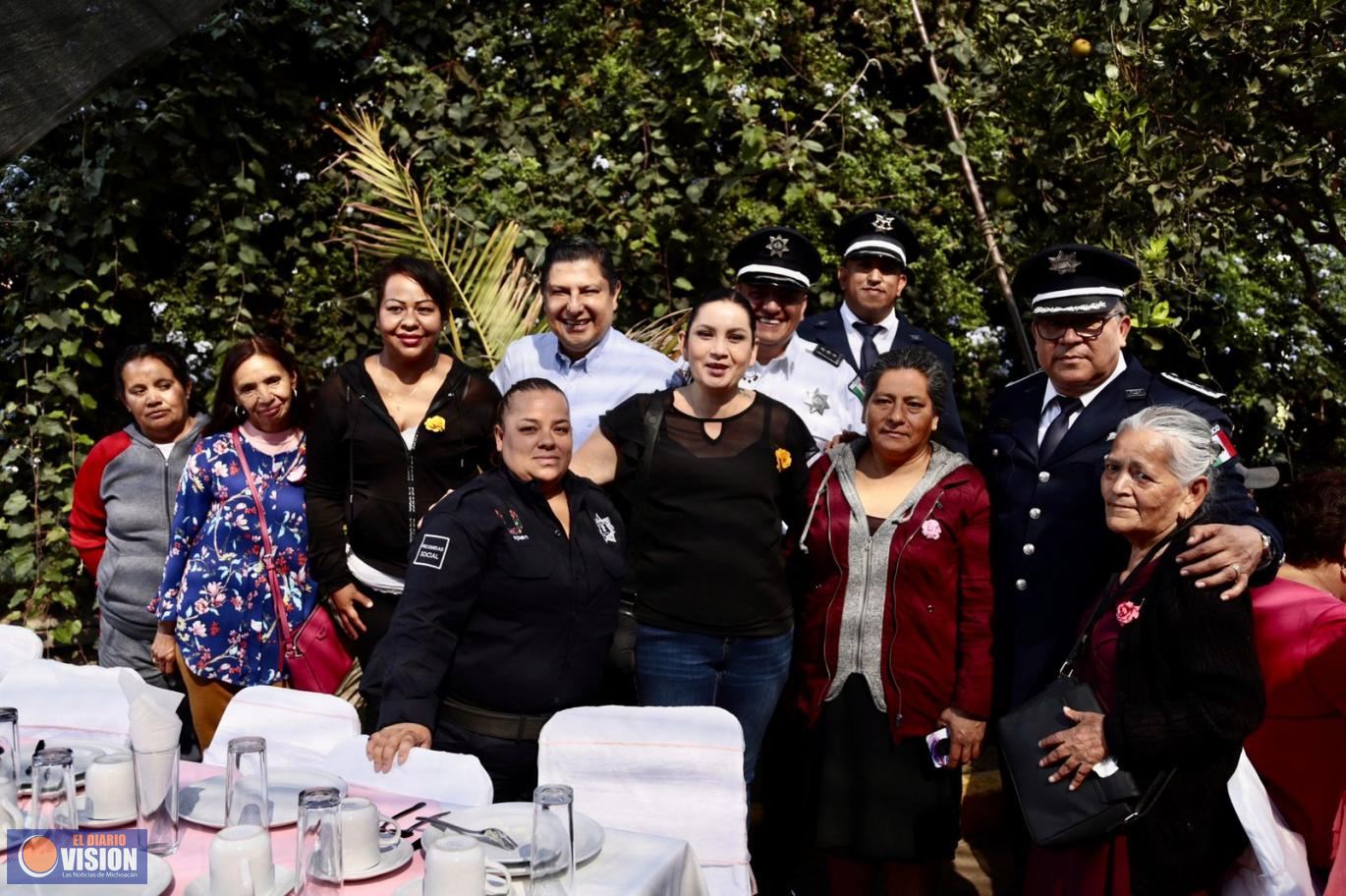 Festeja Nacho Campos a mamás policías