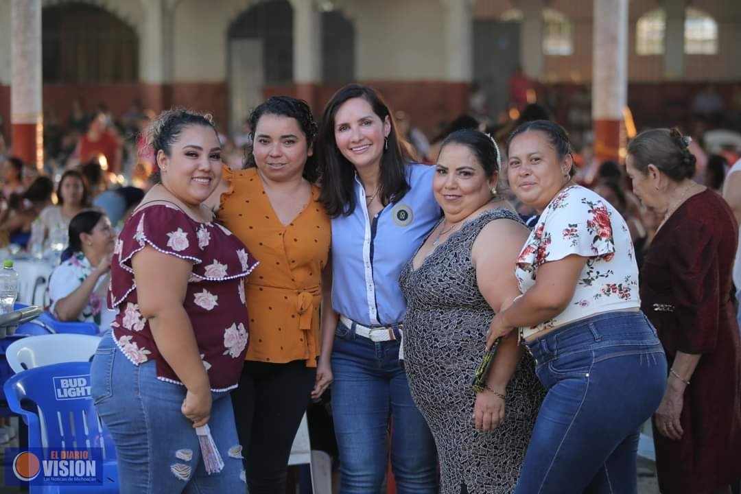 Macarena Chávez Flores festeja el Día de las Madres en el municipio de Nocupétaro
