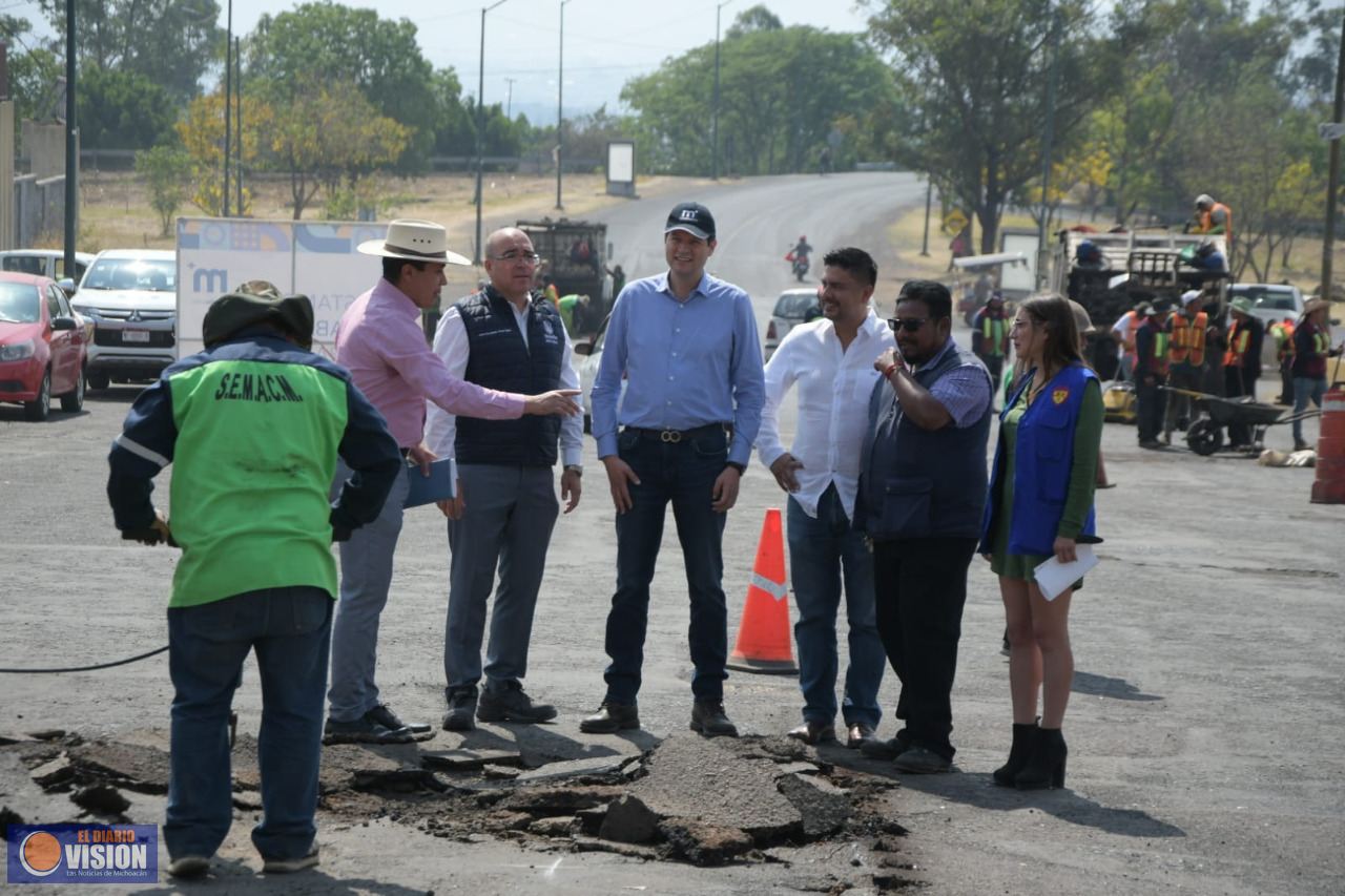 Supervisa Alfonso Martínez trabajos de bacheo en colonia Leandro Valle