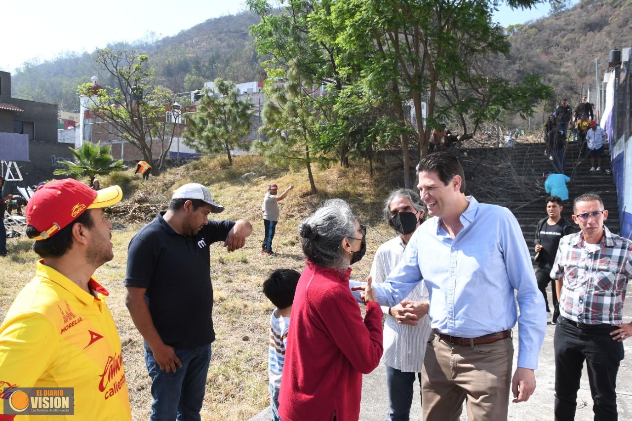 Gobierno de Morelia y ciudadanía, limpian área verde de la colonia Periodistas