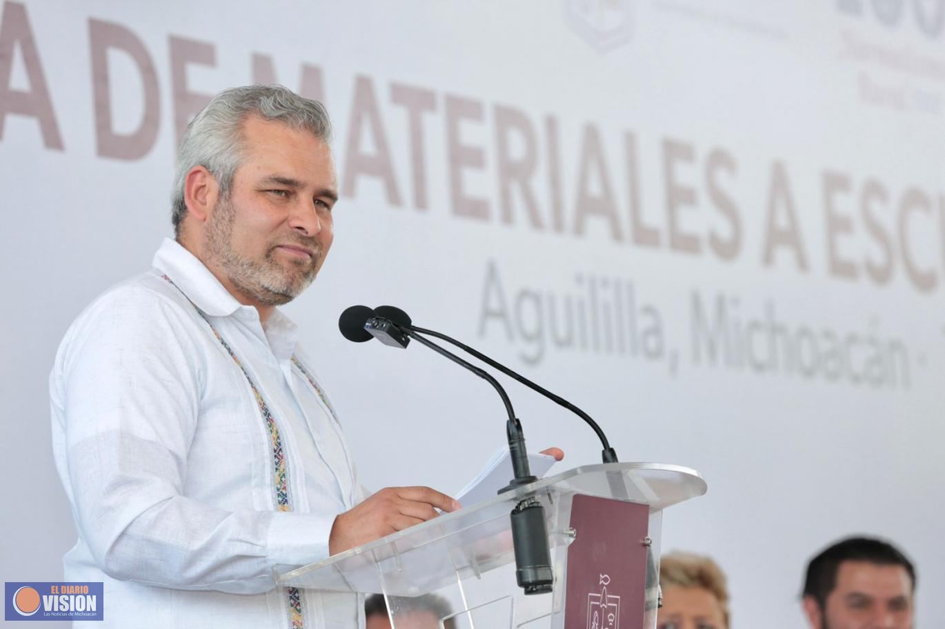 Bedolla reafirma presencia de gobierno en Aguililla;  entrega apoyos a escuelas y productores