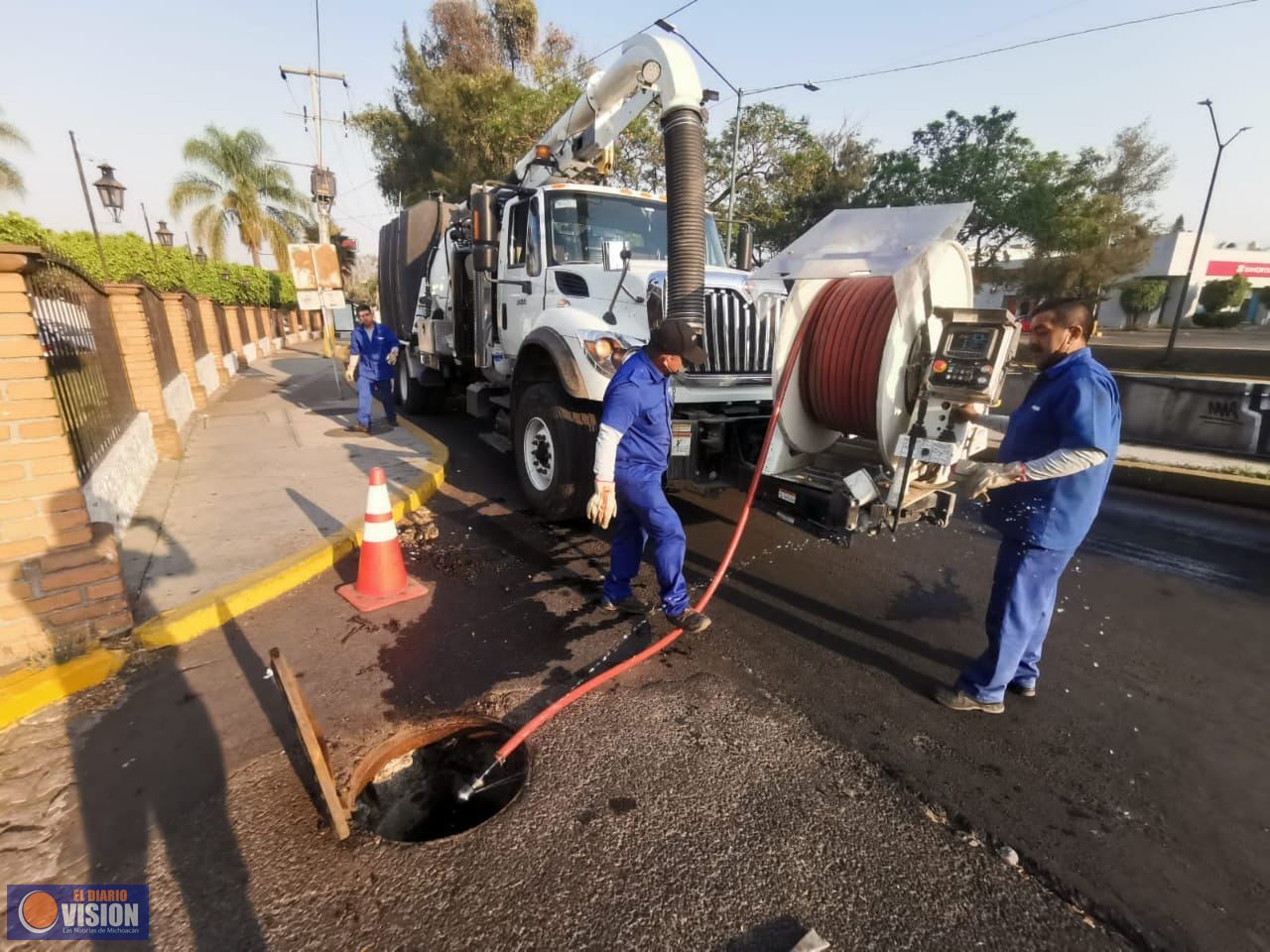 Ooapas atiende escurrimiento de agua sobre Av. Camelinas
