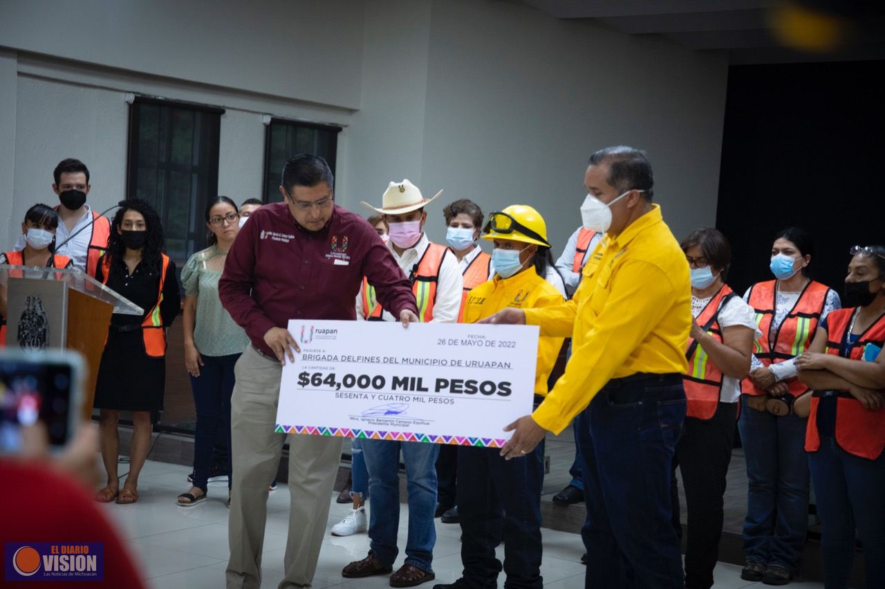 Donan Nacho Campos y Carlos Manzo un mes de sueldo a brigada Delfines