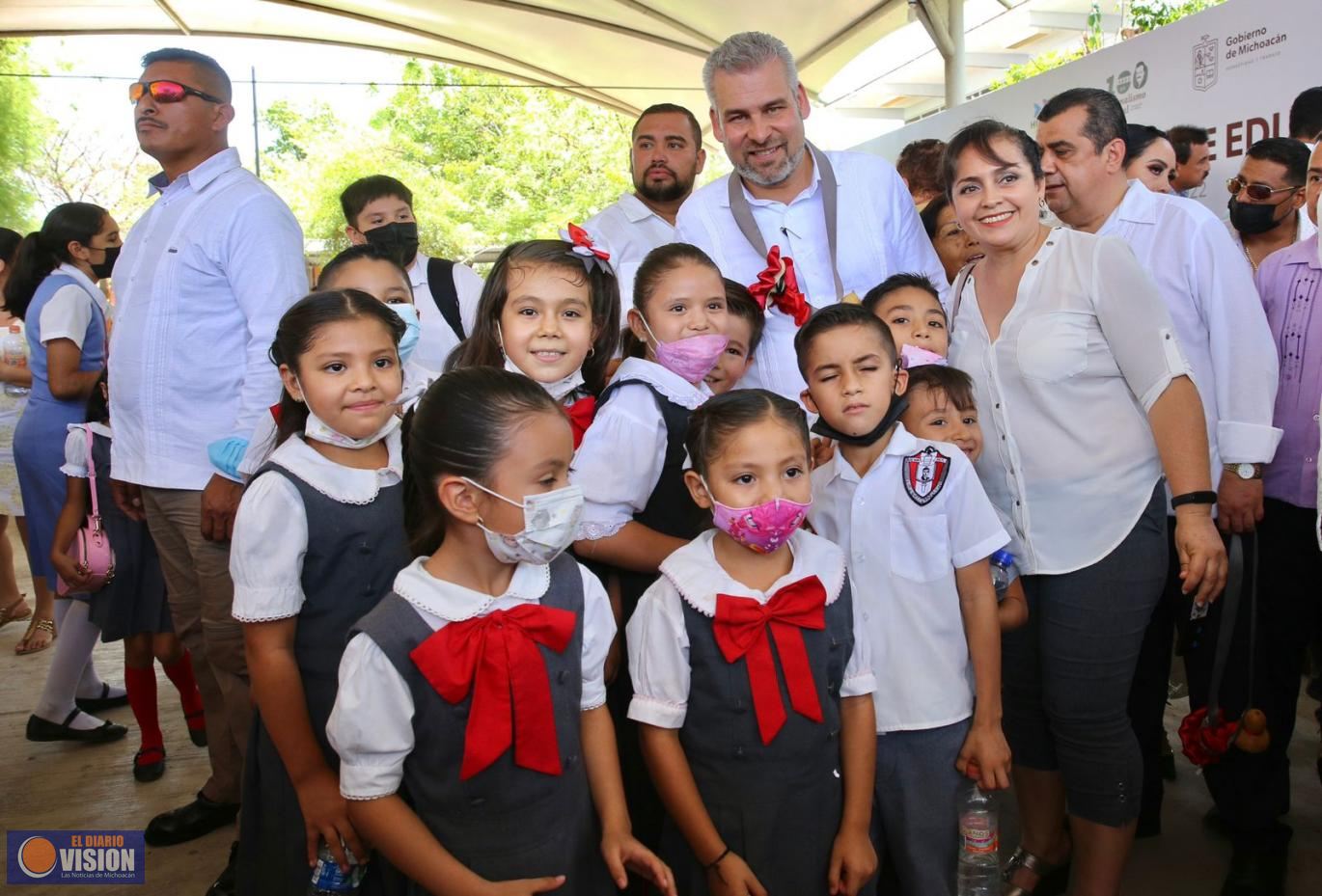 Entrega Bedolla apoyos para fortalecer la educación en Huetamo