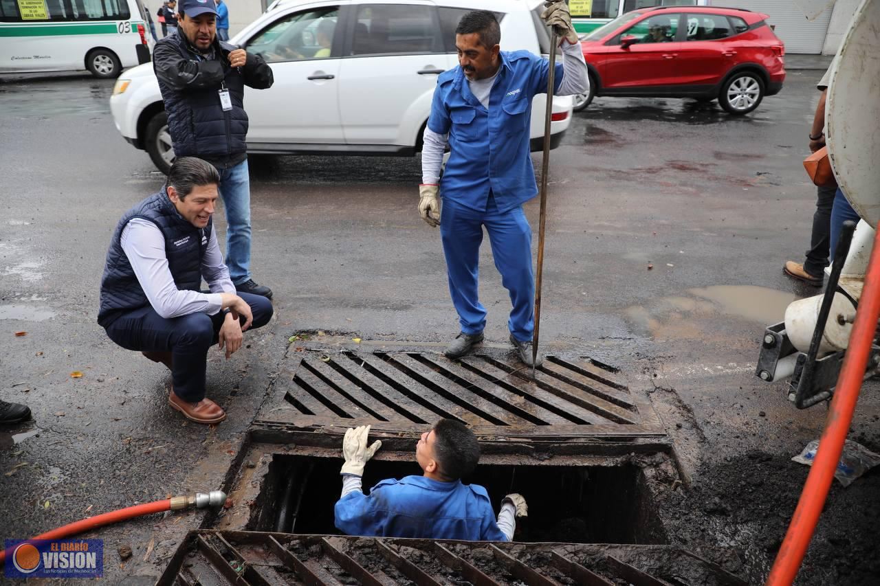 Desazolvan alcantarillas en avenida Camelinas, para prevenir inundaciones