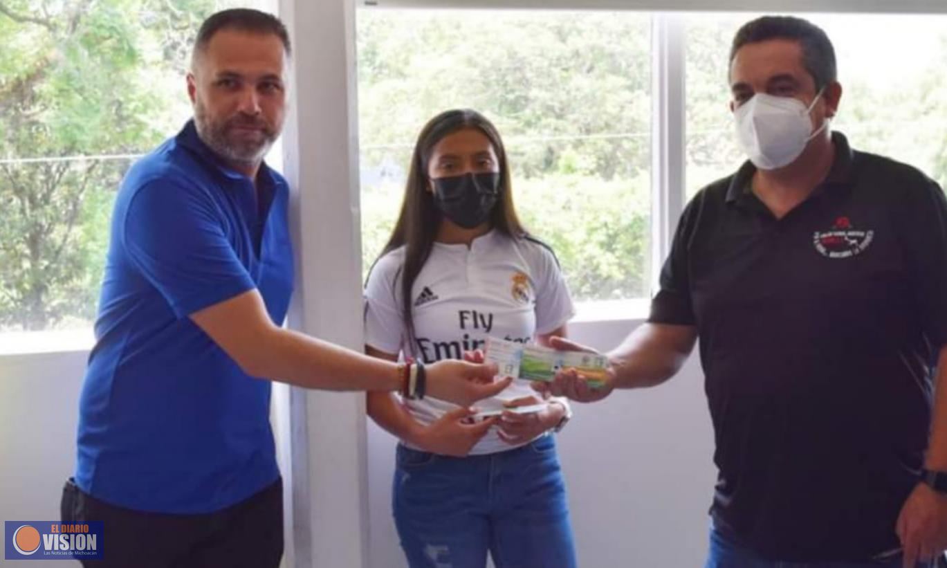 Luis Felipe León Balbanera, entregó apoyos a los equipos de la liga municipal 