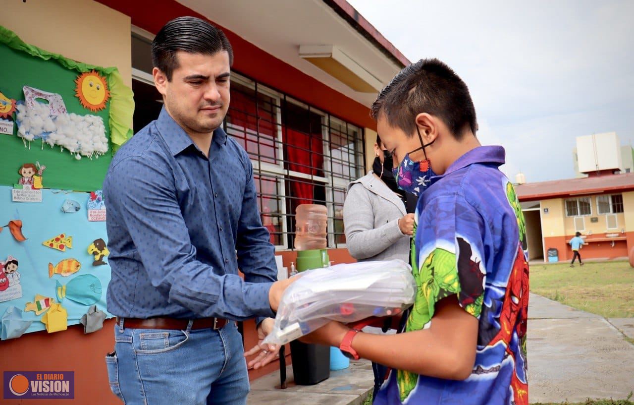 Ayuntamiento de Morelia entrega útiles y zapatos escolares a estudiantes de las tenencias