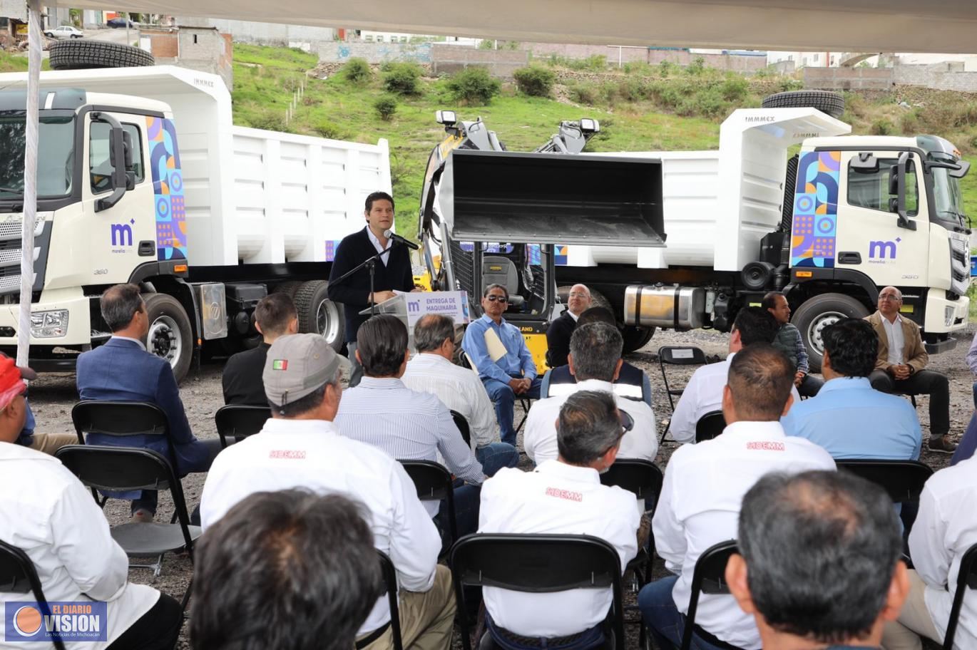 Alfonso Martínez realiza entrega sin precedentes de maquinaria para mejorar servicios y obras