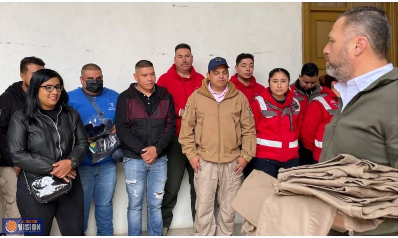 Luis Felipe León reconoce sacrificio y entrega de socorristas en su día 