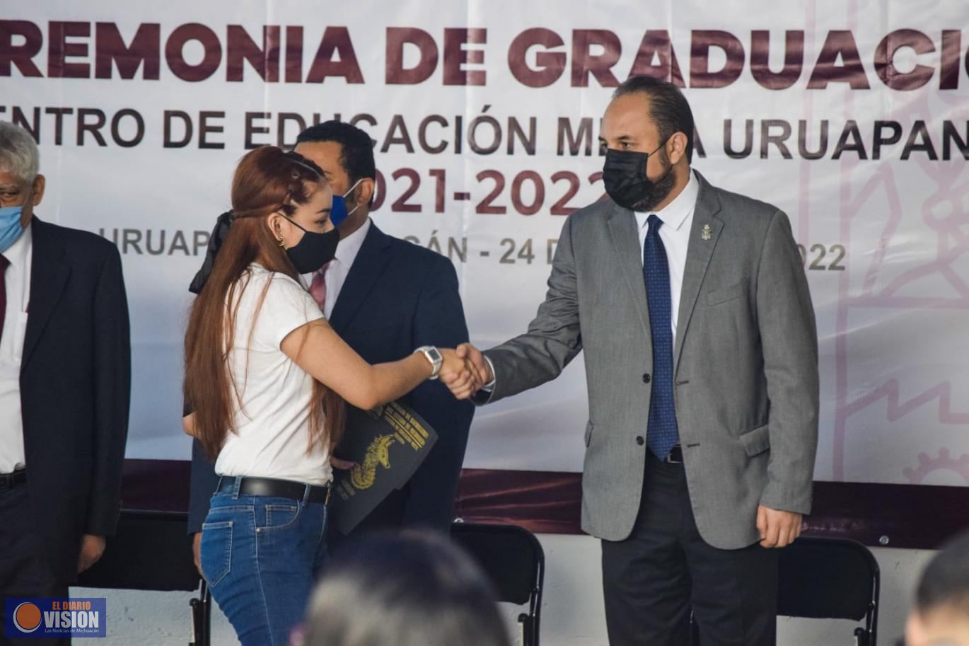 Gobierno municipal acompaña a graduados del Centro de Educación Mixta del Cobaem