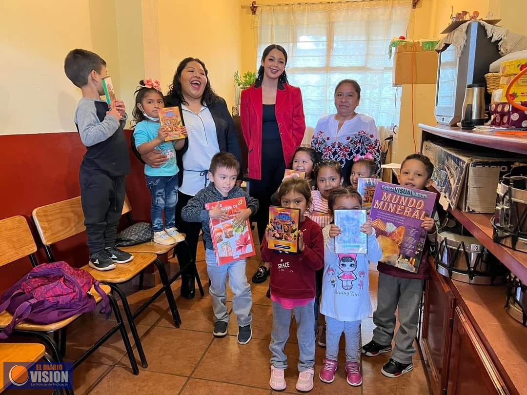 Marisol López Figueroa, entregó libros para las Bibliotecas de Jardines de niños