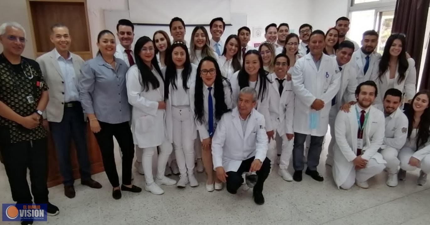 Egresan 24 médicos internos del Hospital General de Uruapan