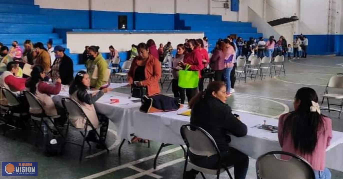Entregan apoyos a estudiantes beneficiados por el “Programa Becas Benito Juárez” en Tingambato