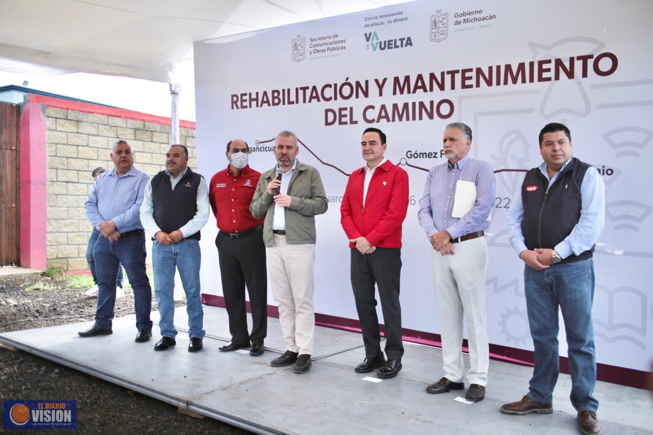Arranca Bedolla rehabilitación de tramo carretero en Tangancícuaro