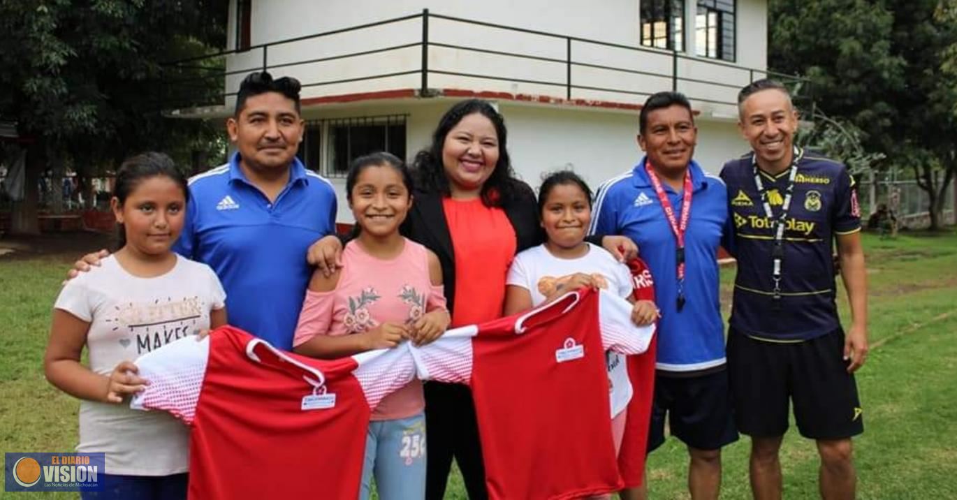 Marisol López Figueroa, entregó uniformes y apoyo a la selección infantil de futbol del municipio