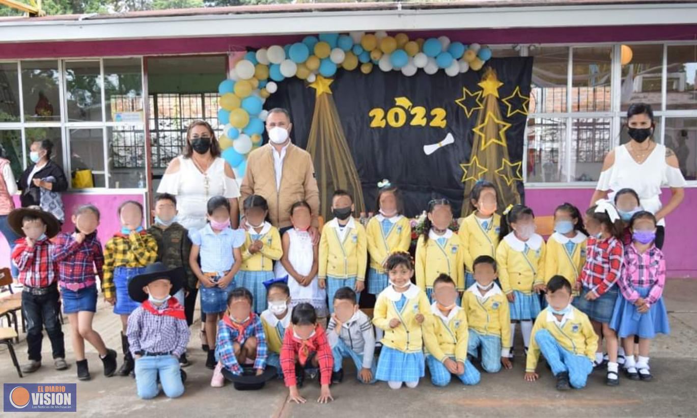 León Balbanera beneficia a más de 100 niños con techado nuevo en el jardín Montessori 