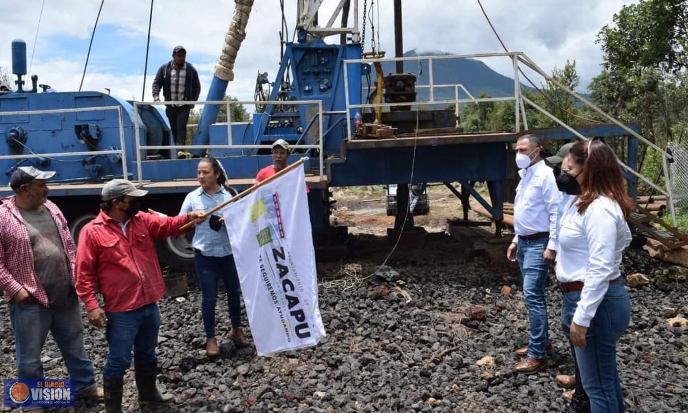 León Balbanera, supervisa construcción de pozo en la localidad de Vista Hermosa 