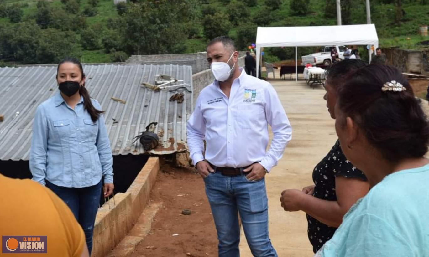 León Balbanera atendió a las madres de familia del jardín de niños en la comunidad de los Llanos
