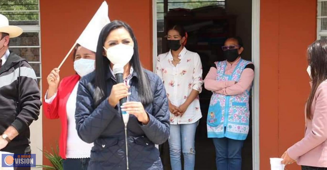 Araceli Saucedo Reyes, puso en marcha la obra de la techumbre del Jardín de Niños 