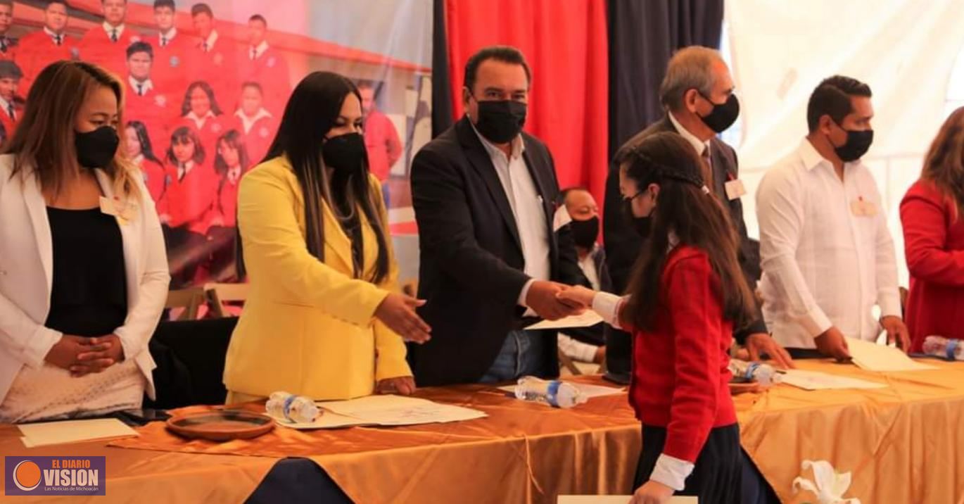 Jaime Hinojosa Campa apadrino a la primera generación de egresados de la secundaria técnica 165 