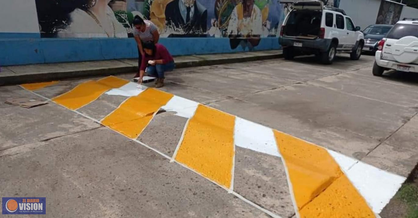El gobierno de Tingambato realiza trabajos de balizamiento en calles de la cabecera municipal
