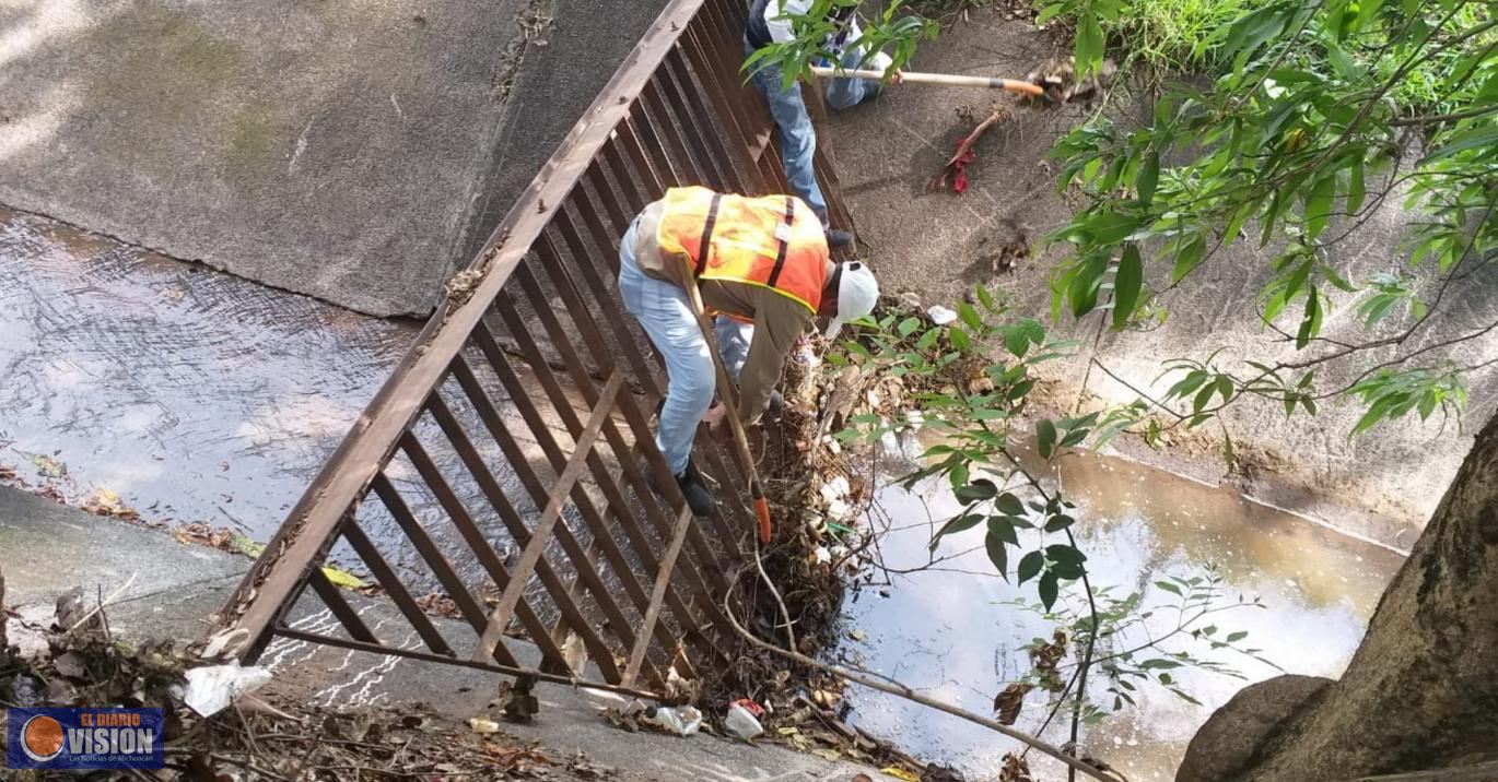 Realiza ayuntamiento limpieza y mantenimiento en el dren pluvial Ocolusen