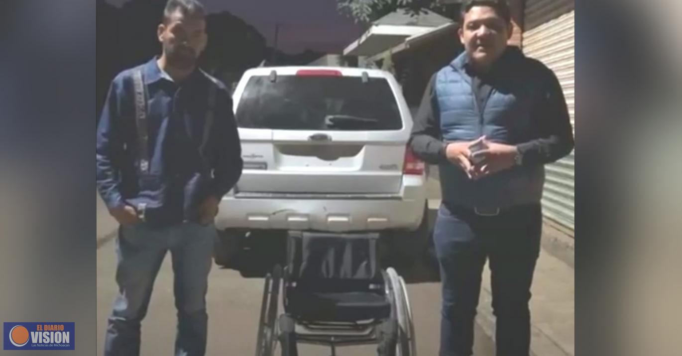 Jesús Espinoza Rochín hizo entrega de una silla de ruedas.