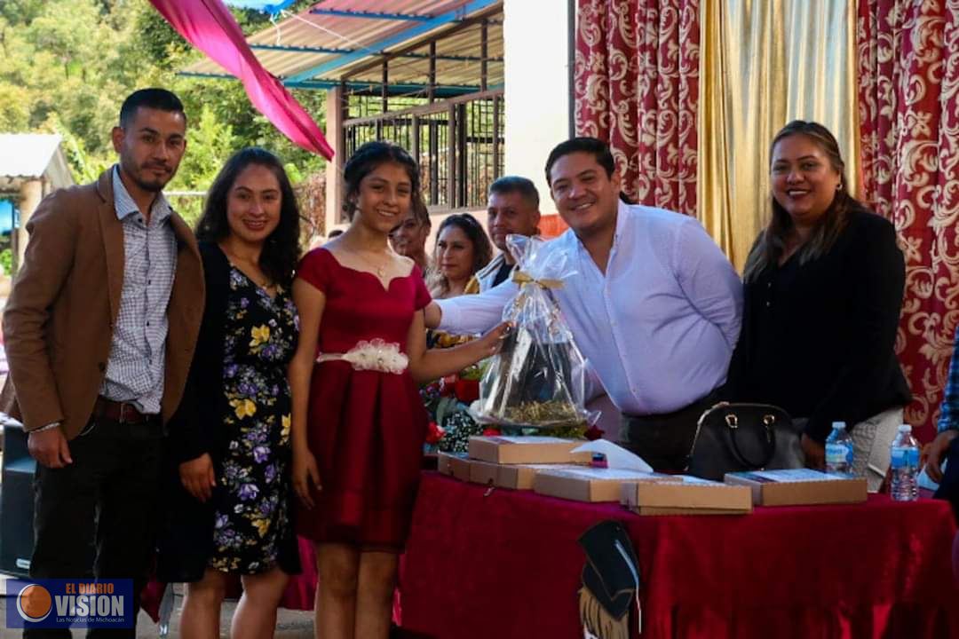 Jesús Espinoza Rochín asistió a la ceremonia de clausura del kinder y primaria de puente de tierra