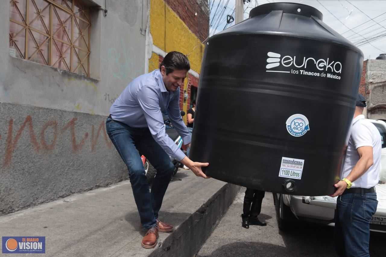 Alfonso Martínez realiza entrega de tinacos del programa 