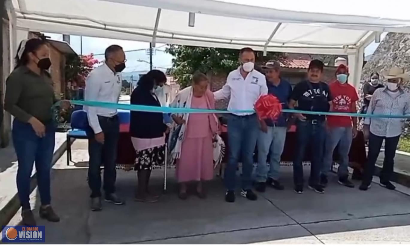 Luis Felipe León Balbanera entregó obras de pavimentación en el municipio 