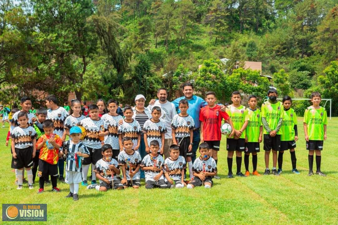 Jesús Espinoza Rochín inauguró el torneo de fútbol de la liga infantil