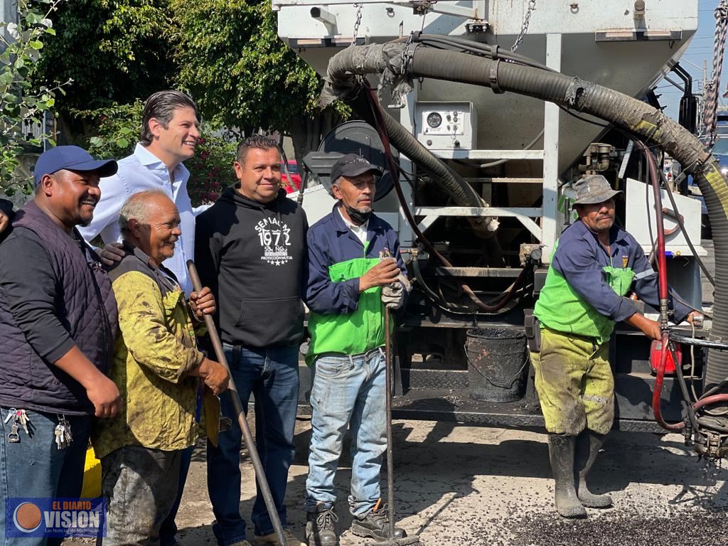 Alfonso Martínez supervisa trabajos de bacheo y limpieza en calles de Morelia