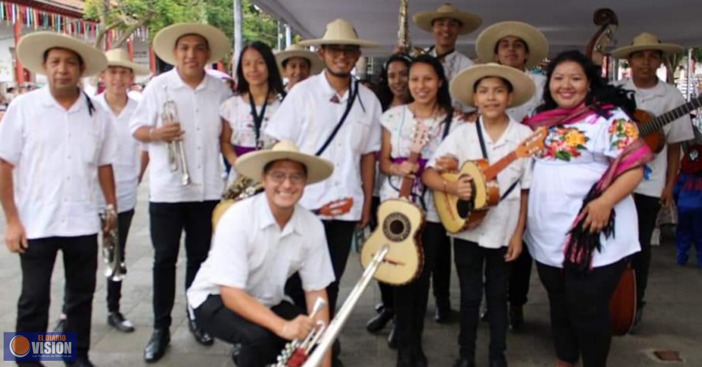 Marisol López asistió a la presentación de la Orquesta de Tingambato en la Feria Nacional del Cobre
